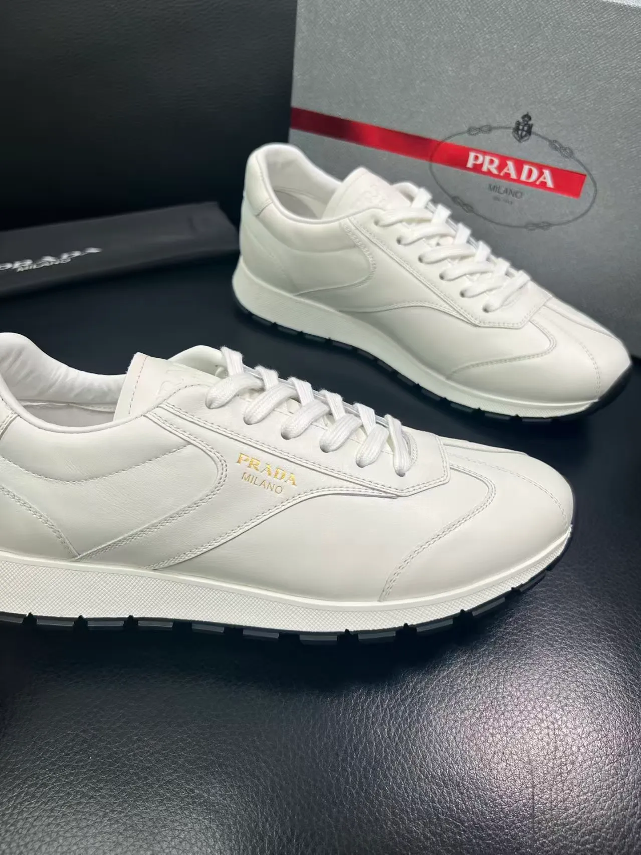 P440 Yuan 38-45 Prada Prada’s new men’s leather sneakers, the highest version on the market, any comparison is welcome🆚! The original leather has excellent texture and is super high-end! Fetal sheep net lining imported from Italy, removable pad! Luxurious materials and fine workmanship, highly recommended!